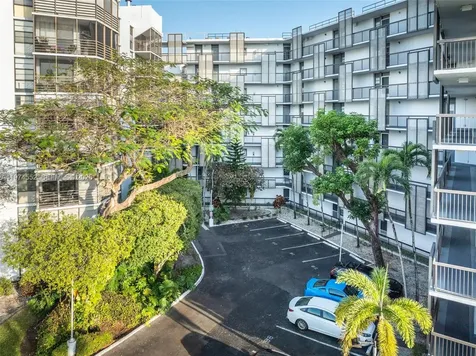 20500 W Country Club Drive Aventura FL 33180