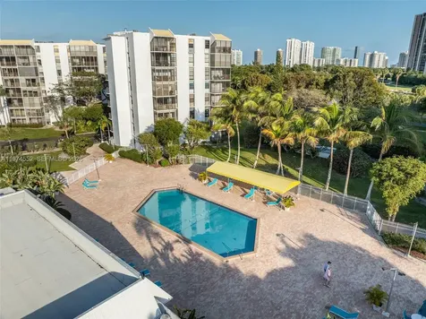 20500 W Country Club Drive Aventura FL 33180