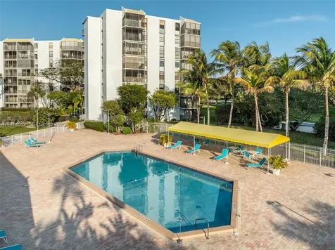 20500 W Country Club Drive Aventura FL 33180