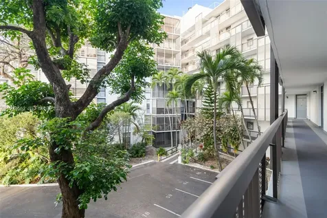 20500 W Country Club Drive Aventura FL 33180