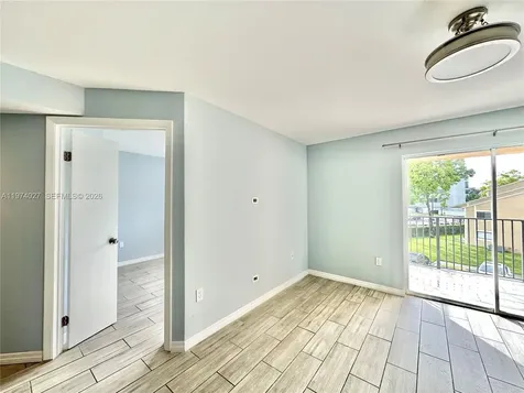 251 W Palm Circle W Pembroke Pines FL 33025