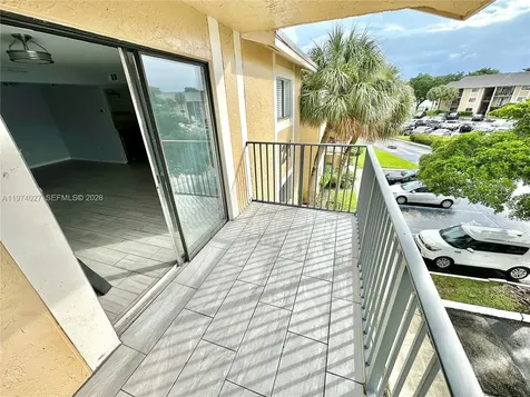 251 W Palm Circle W Pembroke Pines FL 33025