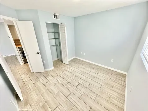 251 W Palm Circle W Pembroke Pines FL 33025