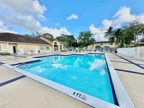 251 W Palm Circle W Pembroke Pines FL 33025