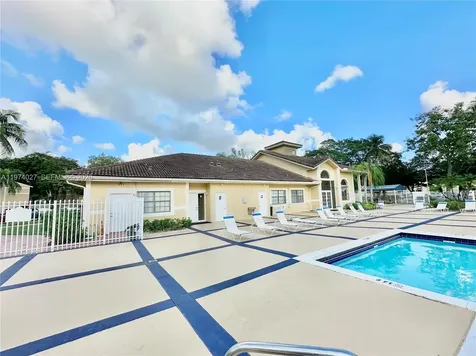 251 W Palm Circle W Pembroke Pines FL 33025