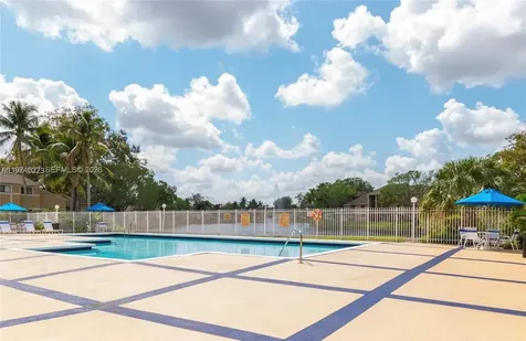 251 W Palm Circle W Pembroke Pines FL 33025