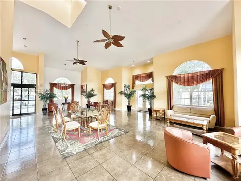 251 W Palm Circle W Pembroke Pines FL 33025