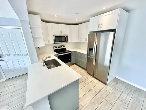 251 W Palm Circle W Pembroke Pines FL 33025