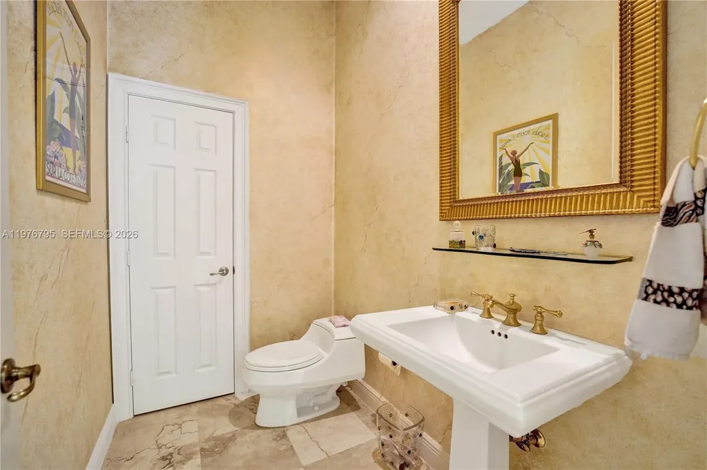 901 Manatee Way Hollywood FL 33019