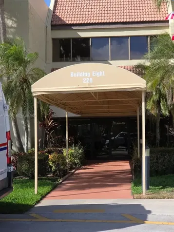 220 Lakeview Drive Weston FL 33326