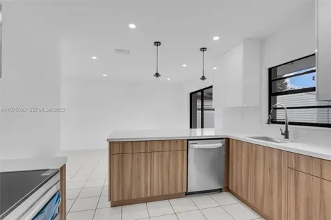 1005 W 36th Place Hialeah FL 33012