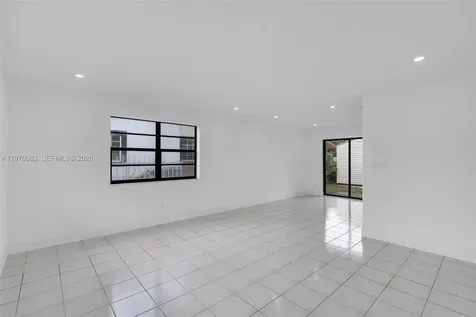 1005 W 36th Place Hialeah FL 33012