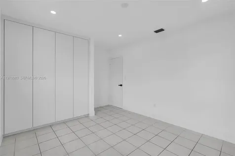 1005 W 36th Place Hialeah FL 33012