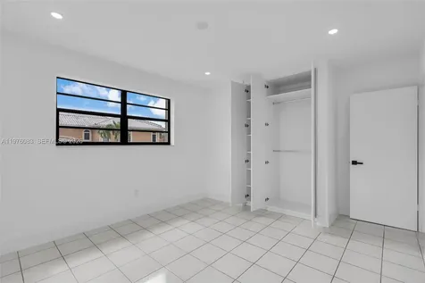 1005 W 36th Place Hialeah FL 33012