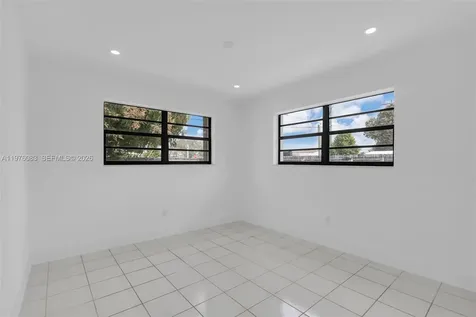 1005 W 36th Place Hialeah FL 33012