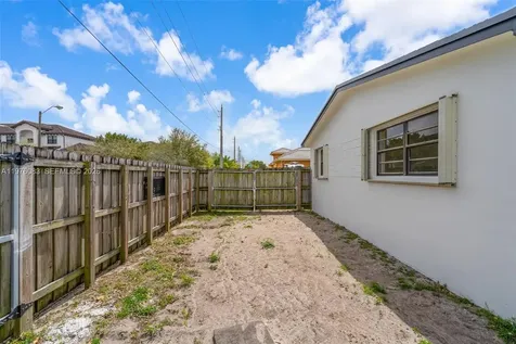 1005 W 36th Place Hialeah FL 33012