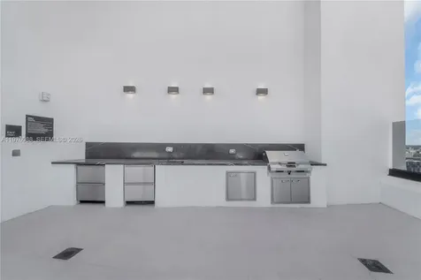 225 N Miami Miami FL 33128