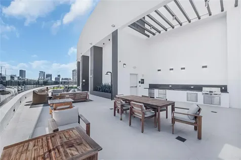 225 N Miami Miami FL 33128