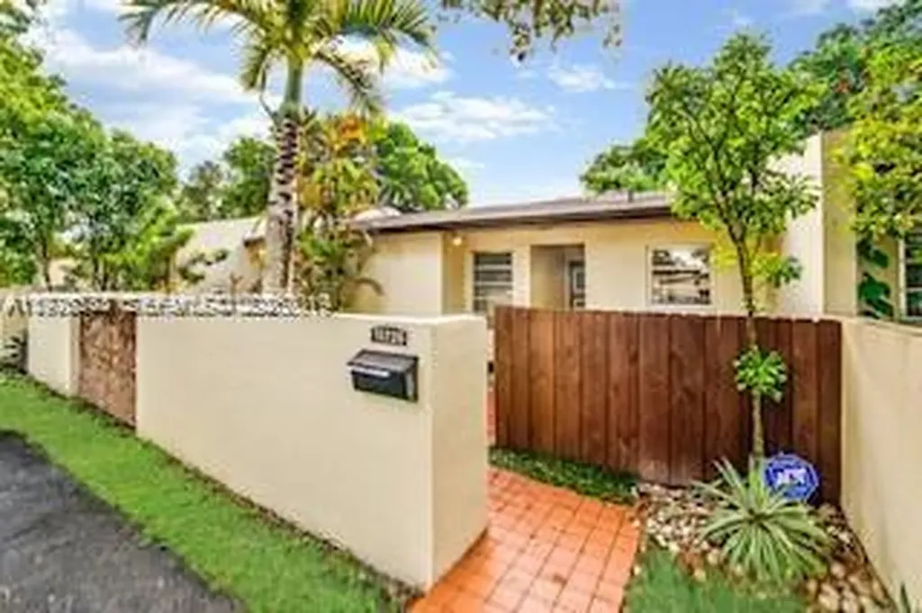 13726 Kendale Lakes Drive Miami FL 33183