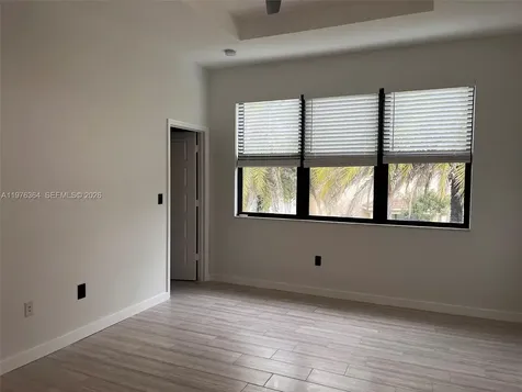 933 NE 191st Street Miami FL 33179