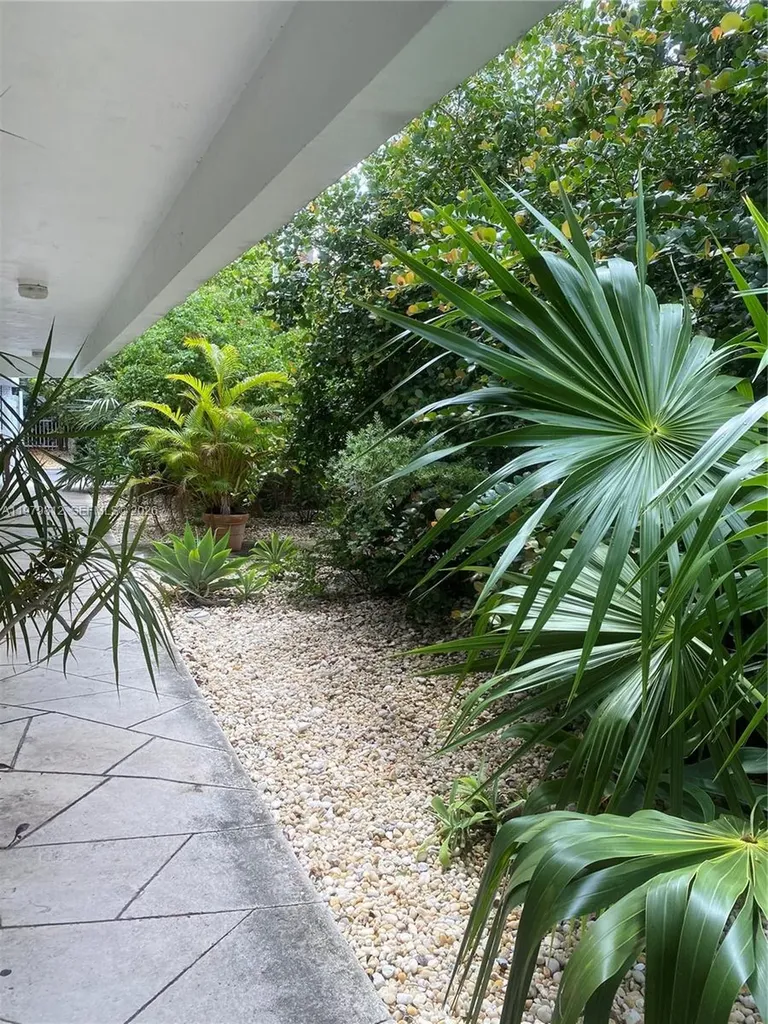 221 Meridian Avenue Miami Beach FL 33139