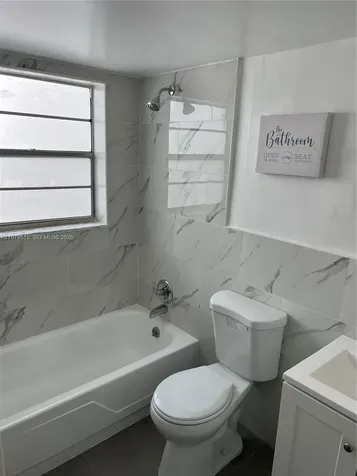 221 Meridian Avenue Miami Beach FL 33139