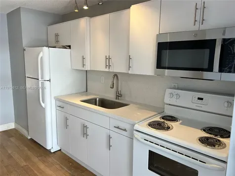 221 Meridian Avenue Miami Beach FL 33139