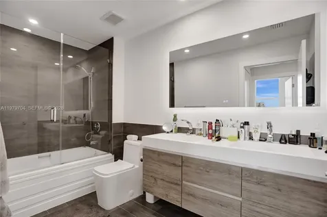31 SE 5th Street Miami FL 33131