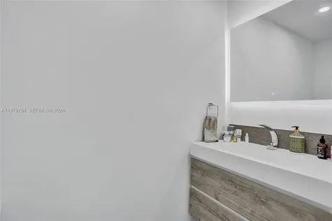 31 SE 5th Street Miami FL 33131