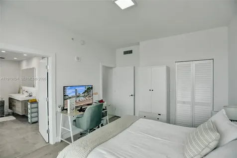 31 SE 5th Street Miami FL 33131