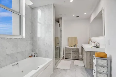 31 SE 5th Street Miami FL 33131