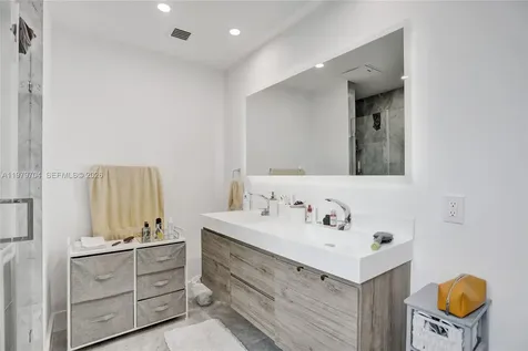 31 SE 5th Street Miami FL 33131