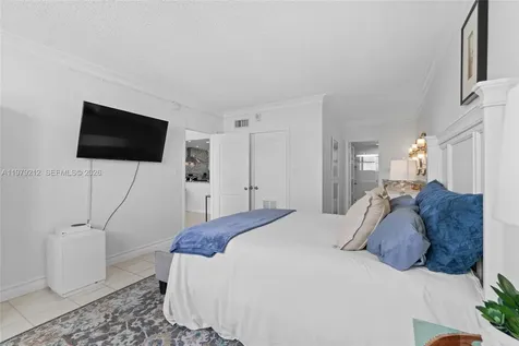 6900 Bay Drive Miami Beach FL 33141