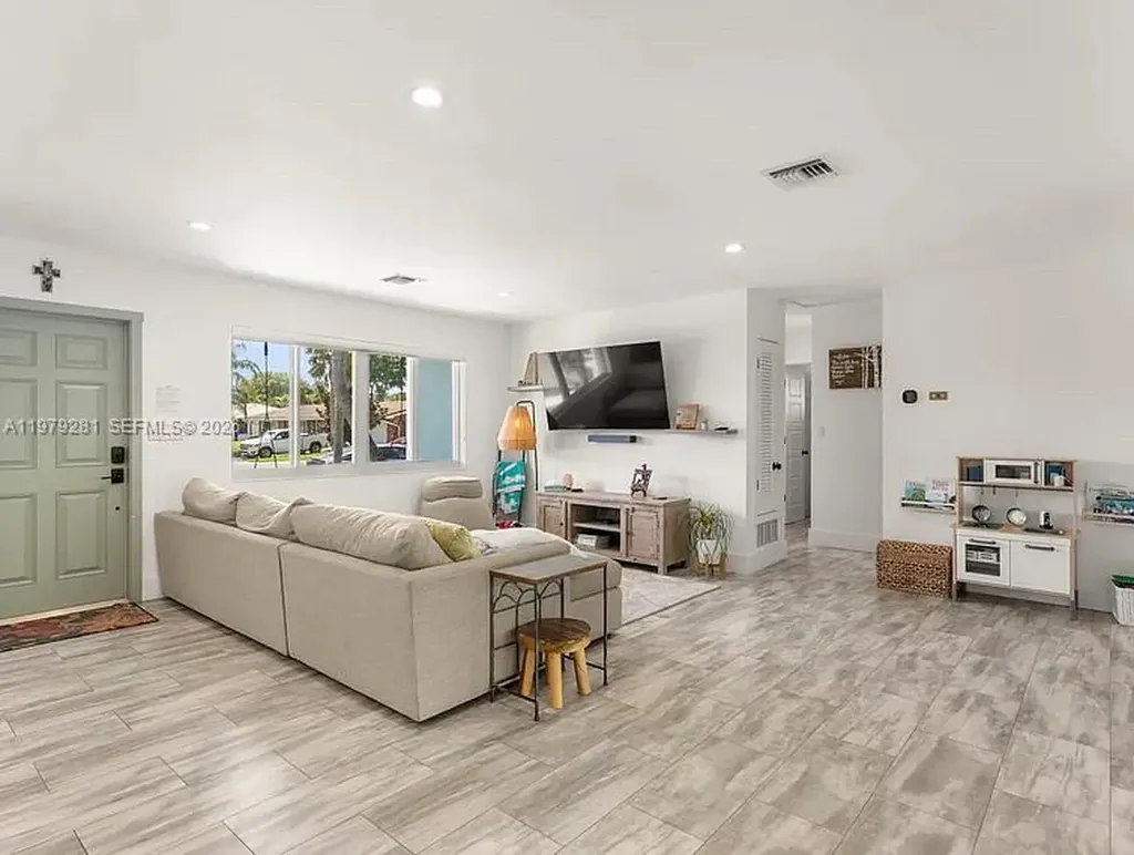 2211 NE 35th Court Lighthouse Point FL 33064