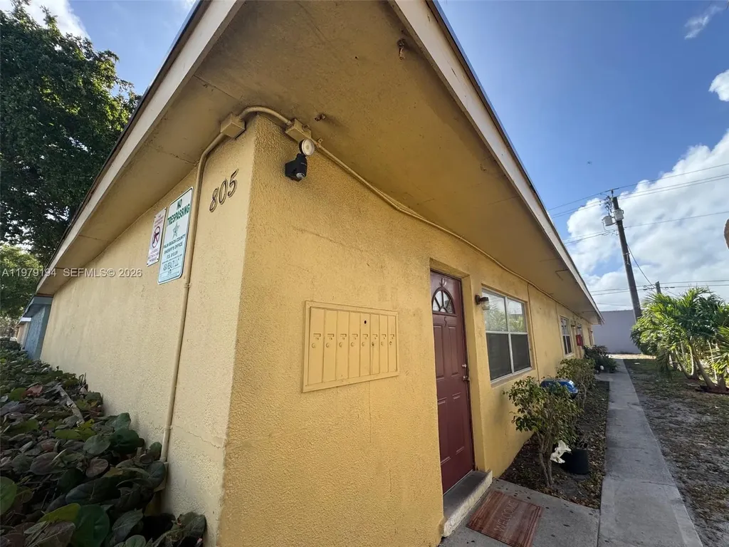 805 S H Street Lake Worth FL 33460