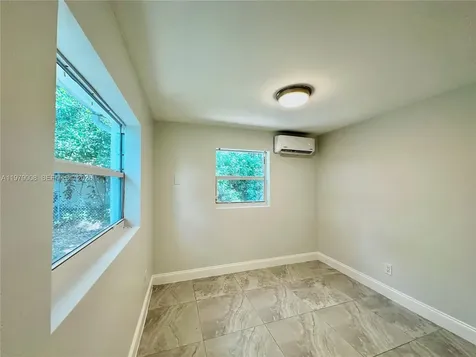 1279 NE 40th Place Oakland Park FL 33334