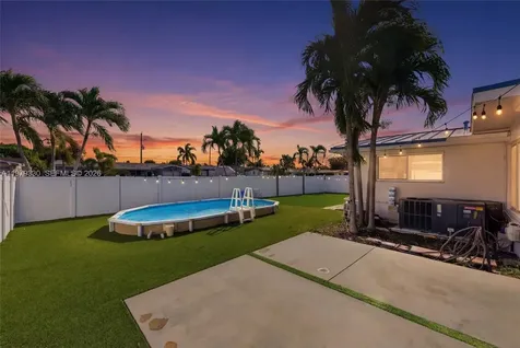 1101 NW 86th Terrace Pembroke Pines FL 33024