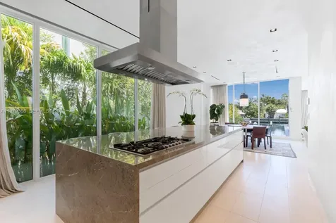 1051 W 48th Street Miami Beach FL 33140