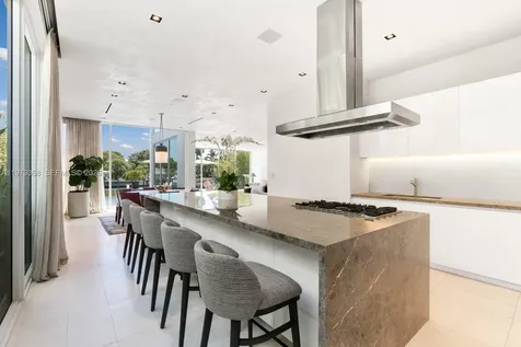1051 W 48th Street Miami Beach FL 33140