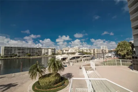 1000 W Island Boulevard Aventura FL 33160