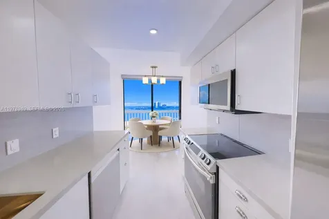 1000 W Island Boulevard Aventura FL 33160