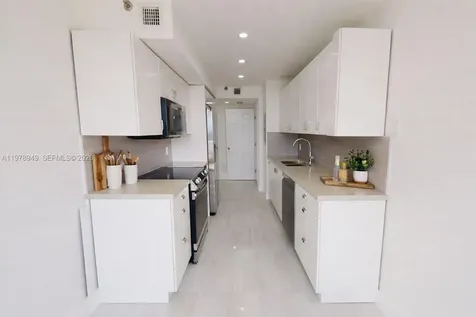 1000 W Island Boulevard Aventura FL 33160