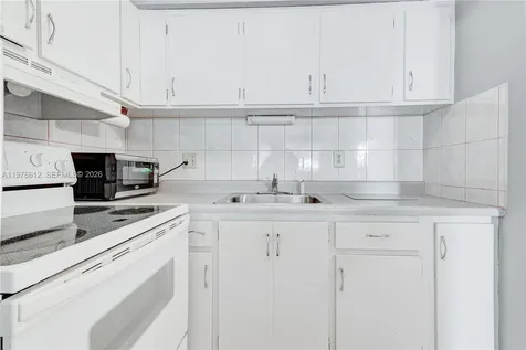 800 SW 10th Terrace Hallandale Beach FL 33009