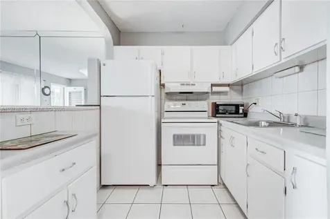 800 SW 10th Terrace Hallandale Beach FL 33009