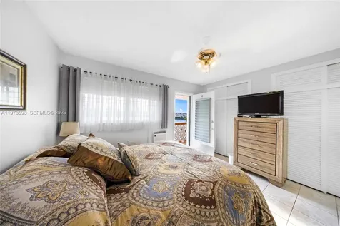 900 SW 10th Terrace Hallandale Beach FL 33009
