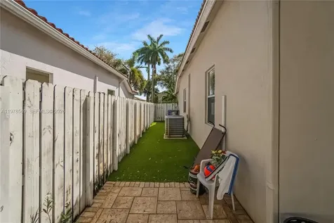 5297 SW 34th Way Hollywood FL 33312