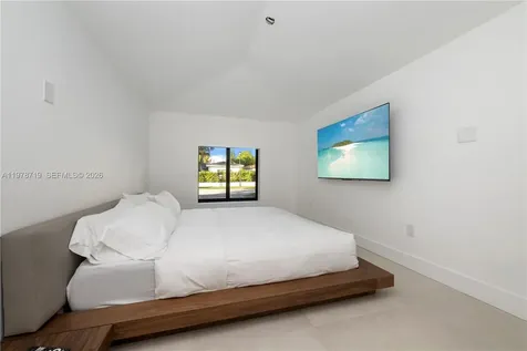 900 W 47th Court Miami Beach FL 33140