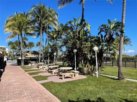 2555 Collins Avenue Miami Beach FL 33140