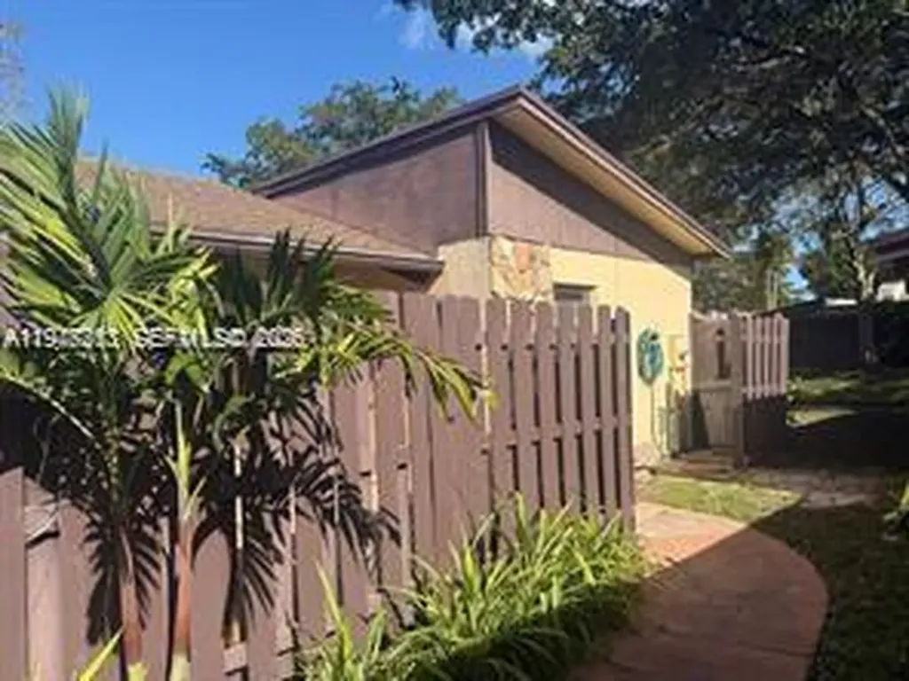 412 Briarwood Circle Hollywood FL 33024