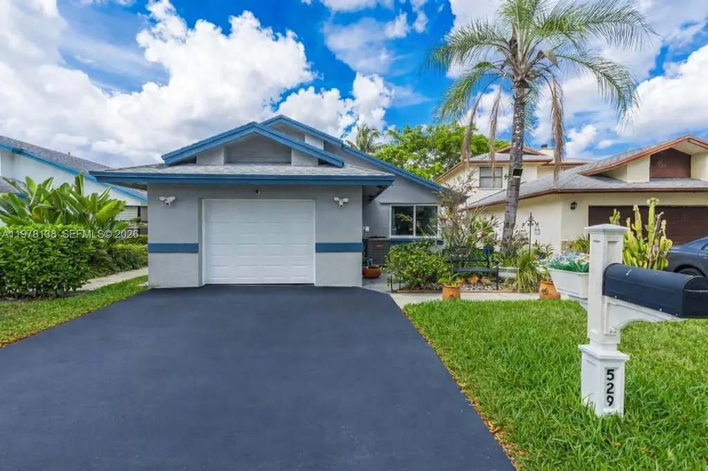 529 Lakeside Circle Sunrise FL 33326